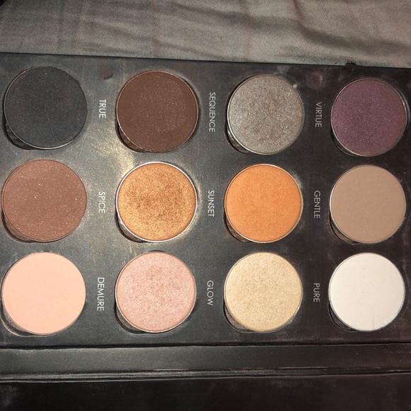 CAO Cosmetics smokey eyeshadow palette - Picture 2 of 5